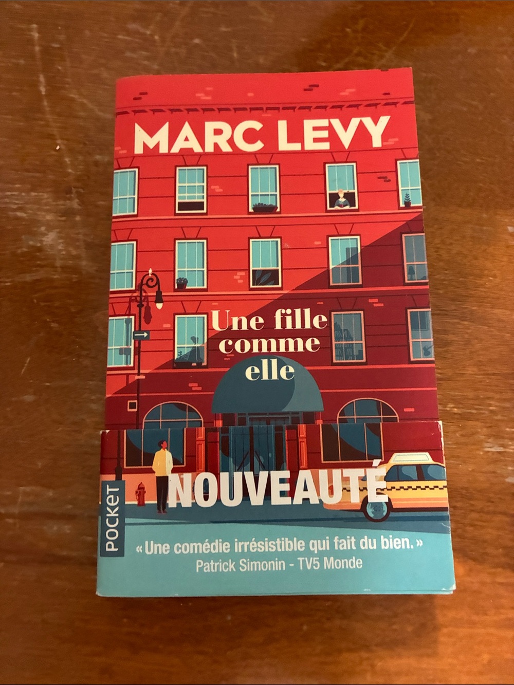 4/10$ 📚 'Une fille comme elle' - Red Decorative Book Art
